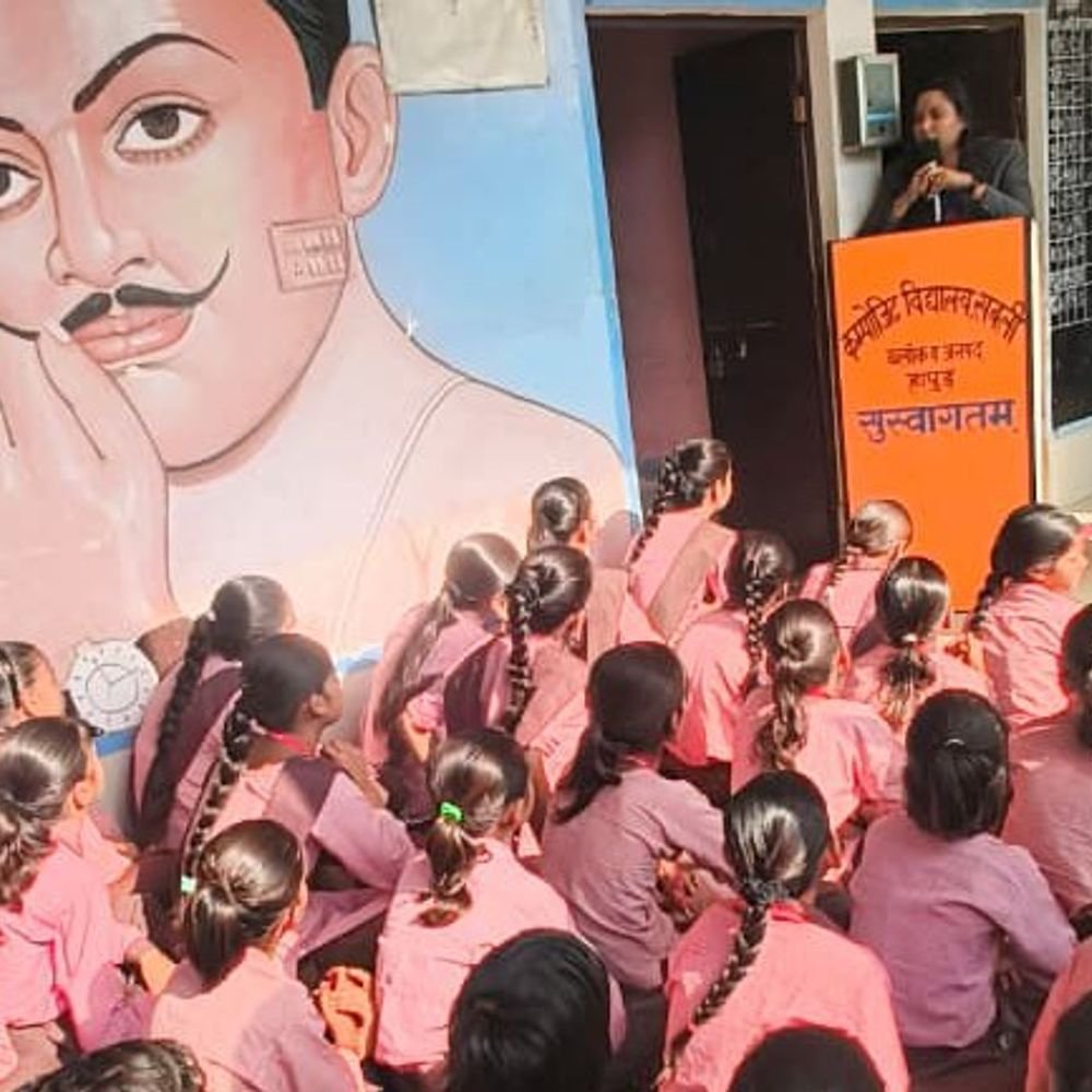 न्यायिक अधिकारी ने छात्रों को पॉक्सो कानून समझाया:हापुड़ में बाल सुरक्षा और लैंगिक अपराधों से बचाव के उपाय बताए