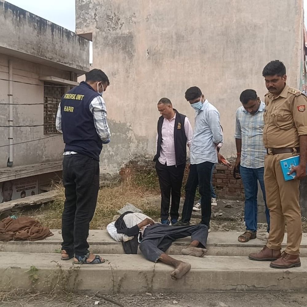 हापुड़ में मार्केट की छत पर बुजुर्ग का शव:सुबह लोगों ने देखा, पुलिस पहुंची; परिजनों ने पोस्टमॉर्टम कराने से किया इनकार