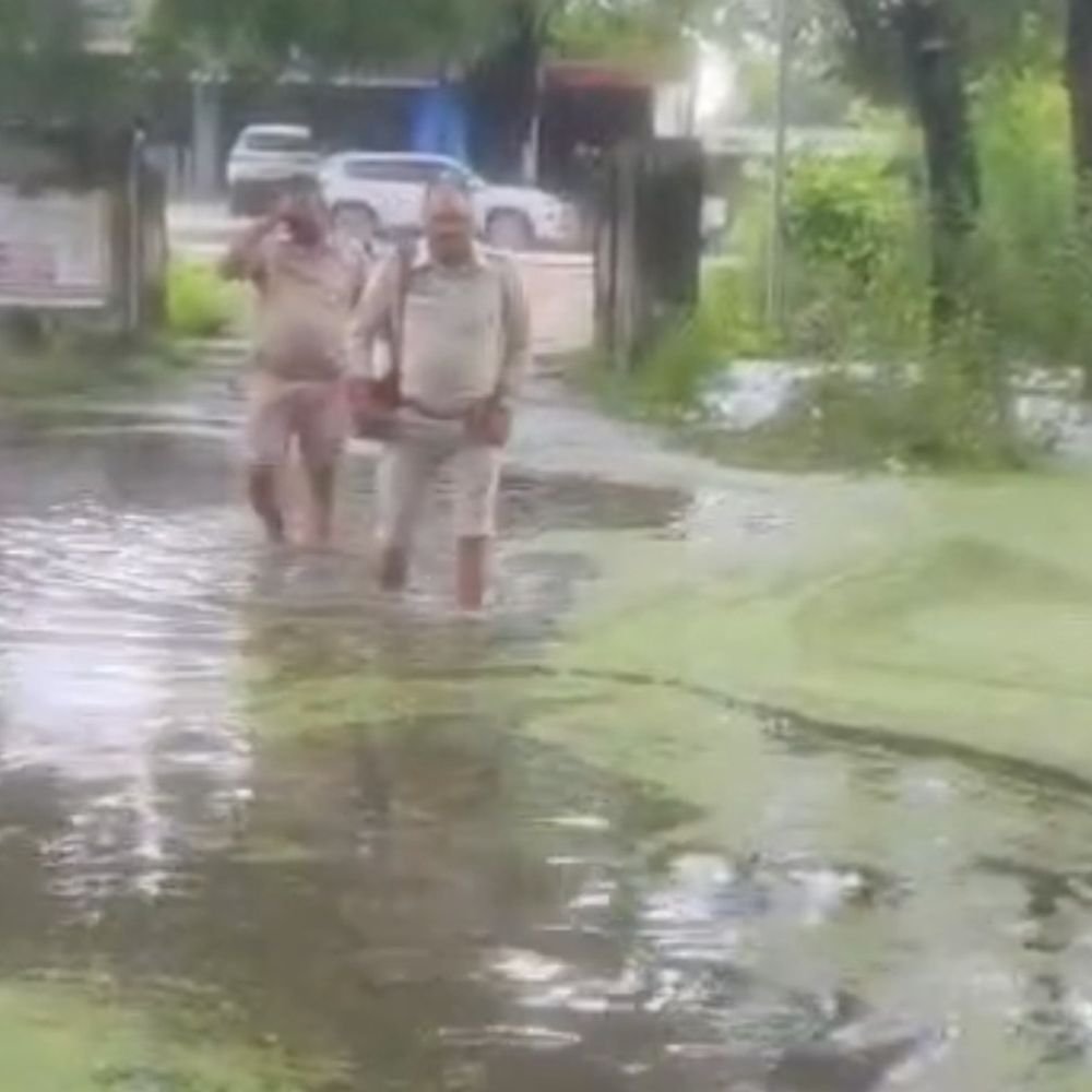 बावन पावर हाउस में पानी भरा, 3 दिन से बिजली-ठप:हरदोई में SDM और XEN ने किया निरीक्षण, युद्धस्तर पर पानी निकासी शुरु