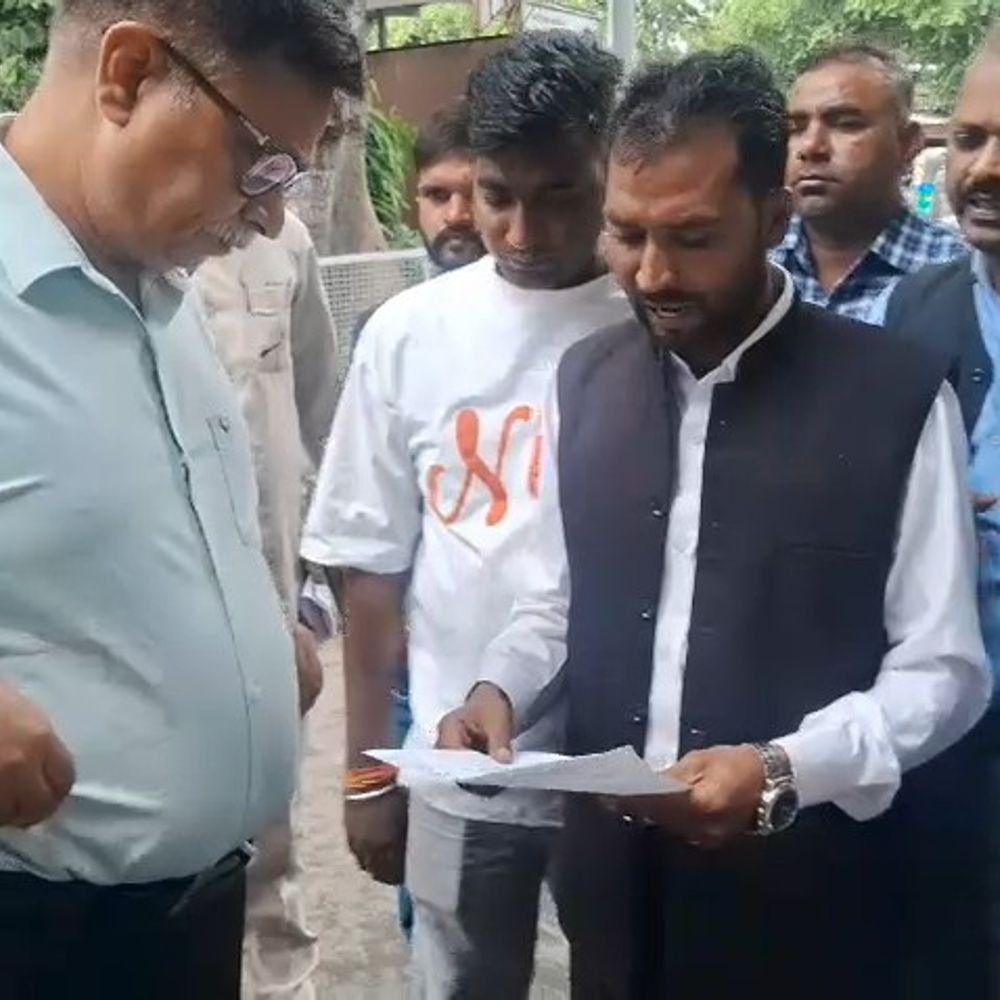 गांवों को शहर से जोड़ने वाली सड़क पर गड्ढे:बारिश में स्कूली बच्चों और लोगों को आने जाने में हो रही दिक्कत