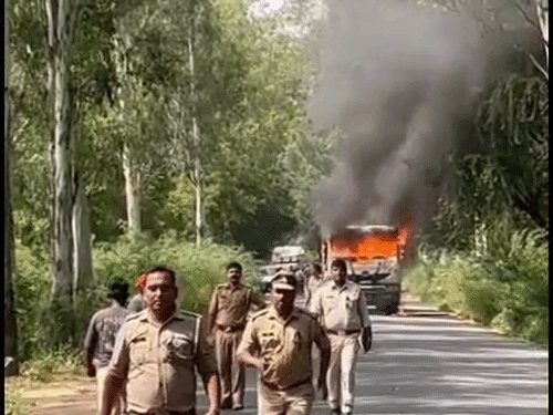 ट्रॉले ने 3 बाइक सवारों को रौंदा, 1 मौत:अलीगढ़ में गुस्साए लोगों ने गाड़ी फूंक दी, गंगा स्नान के लिए जाते समय हादसा