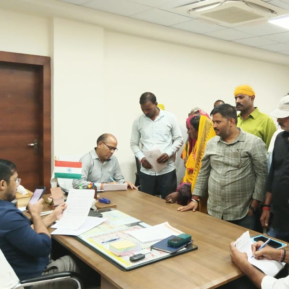 बनरसिया गांव की बदहाली को लेकर डीएम से मिले ग्रामीण:सड़क, नाली और अस्पताल जैसी सुविधाओं की मांग, DM ने जांच का आश्वासन दिया