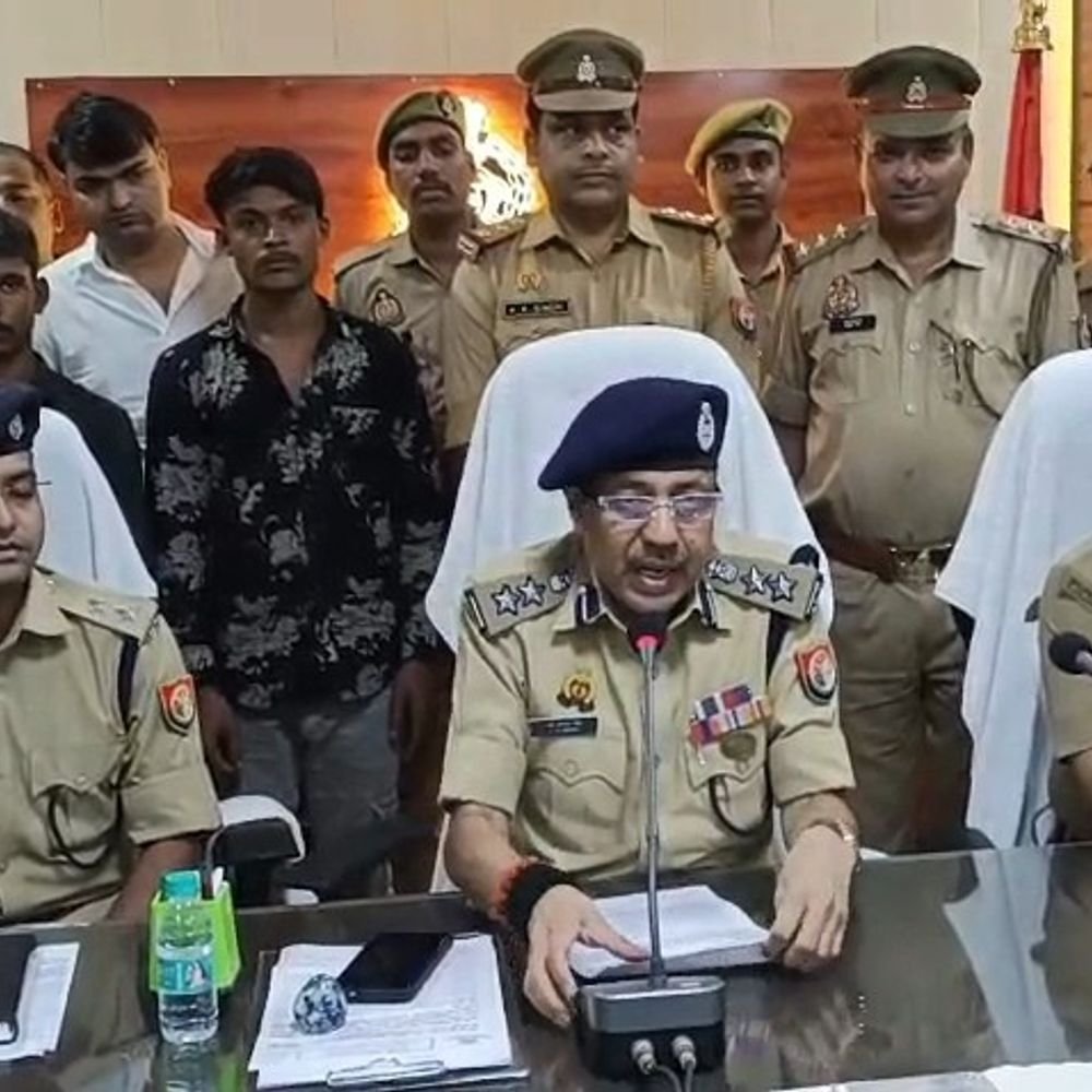 बंद मकान से बंदूक-जेवर चोरी करने वाले दो गिरफ्तार:उन्नाव में घर बंद कर रिश्तेदारी में गई थी महिला, लौटने पर टूटी मिली खिड़की