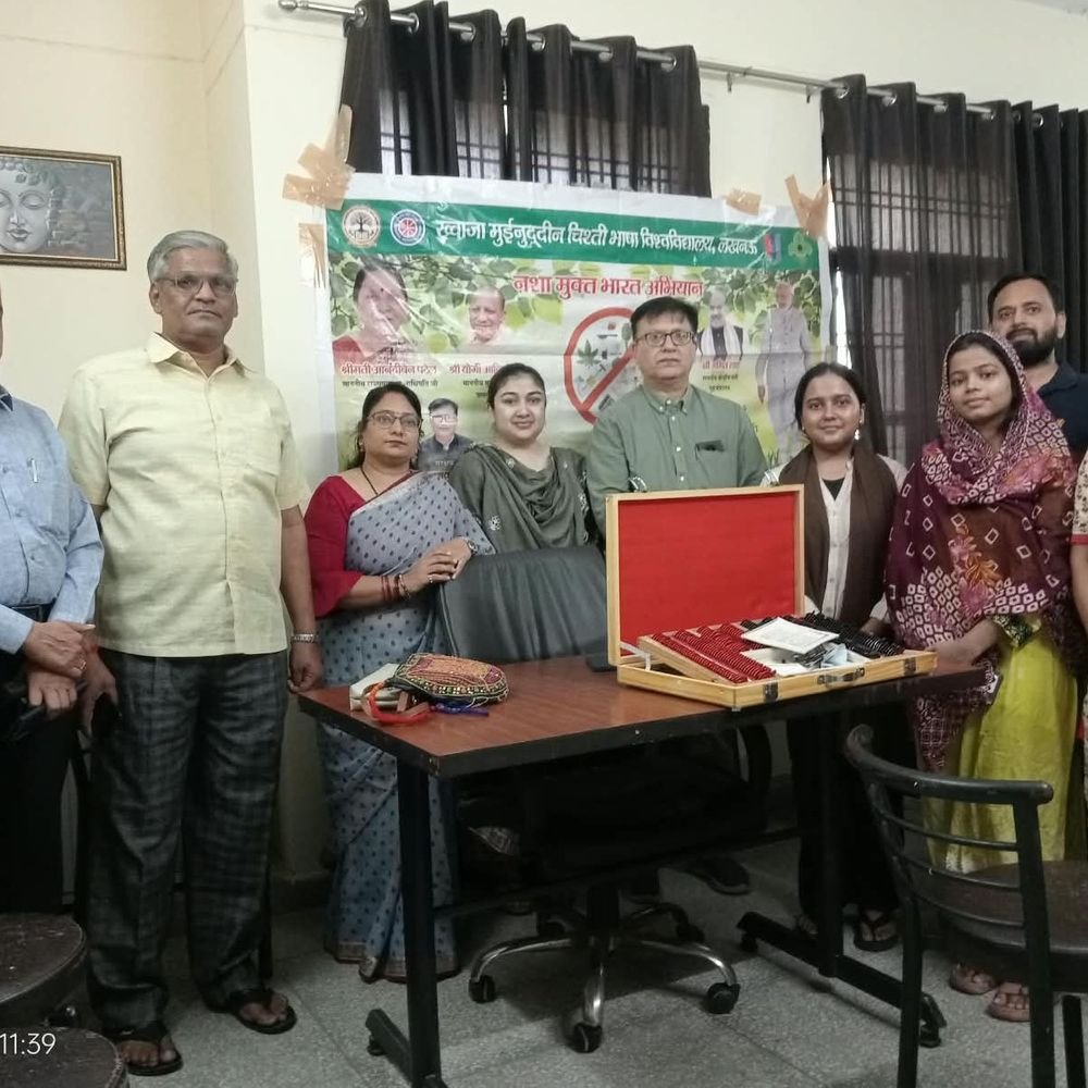 लखनऊ में छात्राओं का नेत्र परीक्षण:भाषा विश्वविद्यालय में लगा शिविर, मोबाइल से बचाव के उपाय बताए