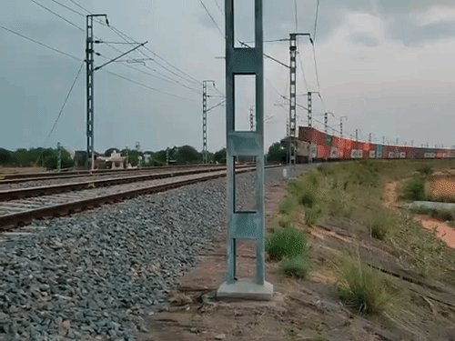 DFC ट्रैक पर रखी 7 फीट लंबी लोहे की रेलिंग:प्रयागराज में फिर ट्रेन पलटाने की साजिश, इंजन टकराया, बड़ा हादसा टला