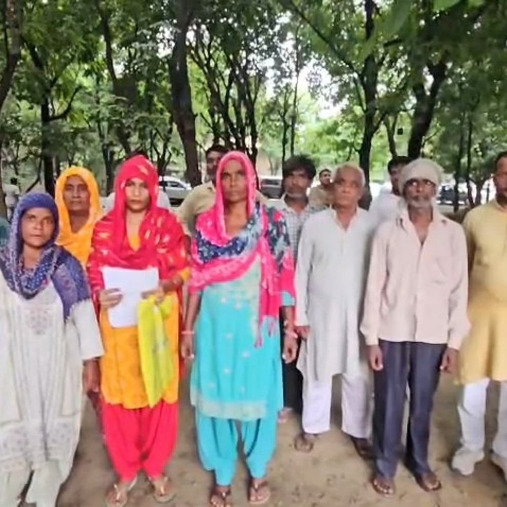 लुहारा के ग्रामीणों ने खड़ंजा निर्माण रुकवाने की शिकायत की:ग्राम सचिव और प्रधान पर आरोप, डीएम से कार्रवाई की गुहार