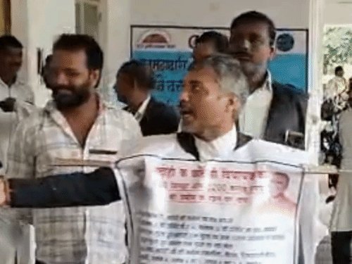 भदोही में वकील ने सरकारी जमीन बचाने की भीख मांगी:तहसील और डिस्ट्रिक्ट बार में कटोरा लेकर पहुंचे, राजस्व रिकॉर्ड की जांच की मांग