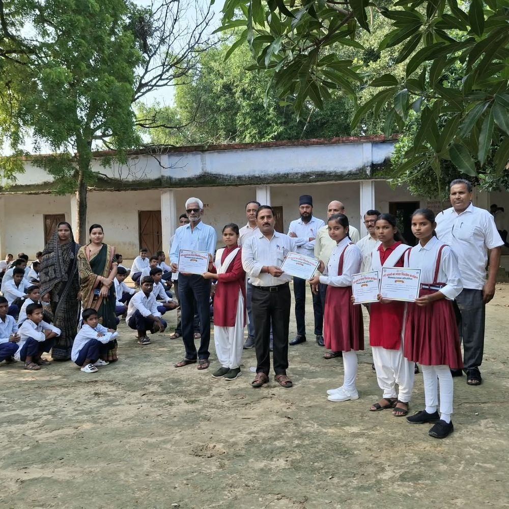 सुलतानपुर में 'मेरे सपनों का भारत' प्रतियोगिता:राम चरन सिंह इंटर कॉलेज के छात्रों ने मारी बाजी; विजेता सम्मानित