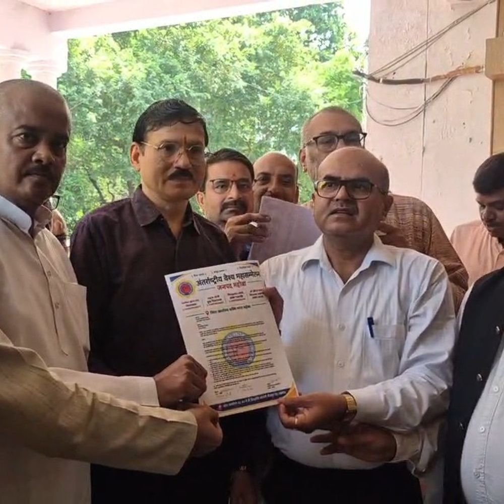 नोएडा बस अग्निकांड के बाद वैश्य महासम्मेलन ने सौंपा ज्ञापन:मृतकों के परिजनों को सहायता और वाहनों की फिटनेस जांच की मांग