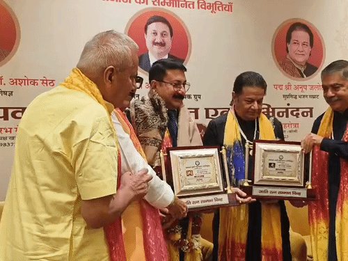 सुनील लोधी के एक भजन ने किया कमाल: अनूप जलोटा:मैं 50 साल में 5 हजार भजन गाकर भी आगे नहीं निकल सका, यह ईश्वर कृपा