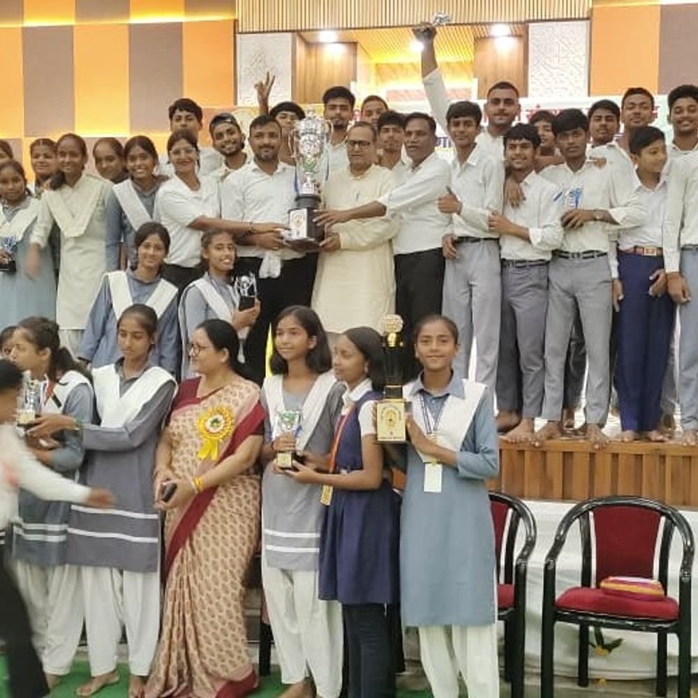 एथलेटिक्स प्रतियोगिता में बलिया की उपलब्धि:चैंपियन ट्रॉफी किया अपने नाम; संकुल की टीम ने दौड़ में जीते गोल्ड मेडल
