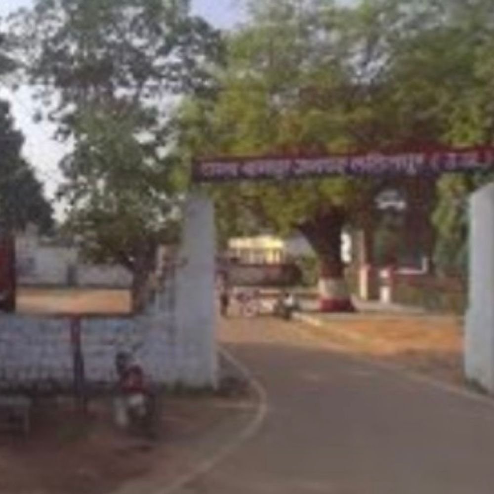 ललितपुर में डेढ़ कुंतल अवैध पटाखे बरामद, ड्राइवर गिरफ्तार:पिकअप से 10 बोरियां मिलीं, नवरात्रि-दशहरा में बिक्री की थी तैयारी