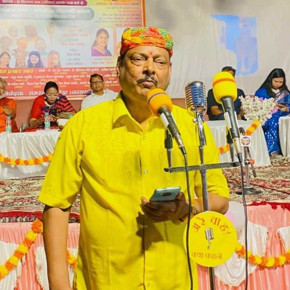 बरेली के कवि ऋषि कुमार सम्मानित:कासगंज में भव्य कवि सम्मेलन संपन्न, तालियों की गूंज संग मिली सराहना