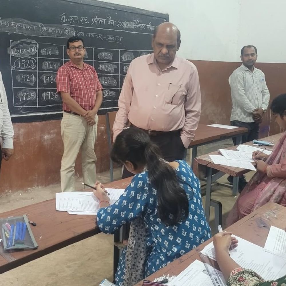यूपी डीएलएड तृतीय सेमेस्टर की परीक्षा शुरू:पहले दिन 96 प्रतिशत से ज्यादा उपस्थिति, 426 केंद्रों पर 26 सितंबर तक चलेगी