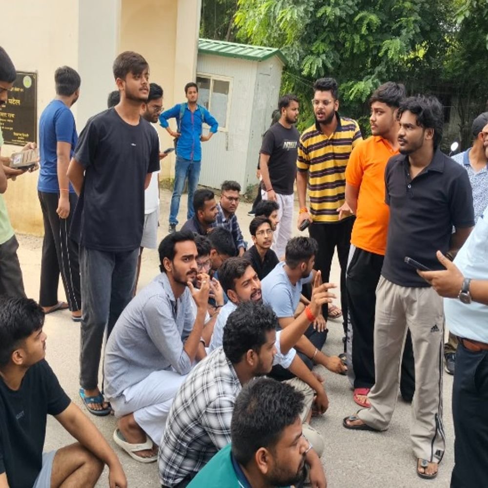 LU न्यू कैंपस में छात्र के पैर पर चढ़ी कार:गेट बंद कर छात्रों ने किया प्रदर्शन, बेहतर खाने की मांग पर अड़े थे