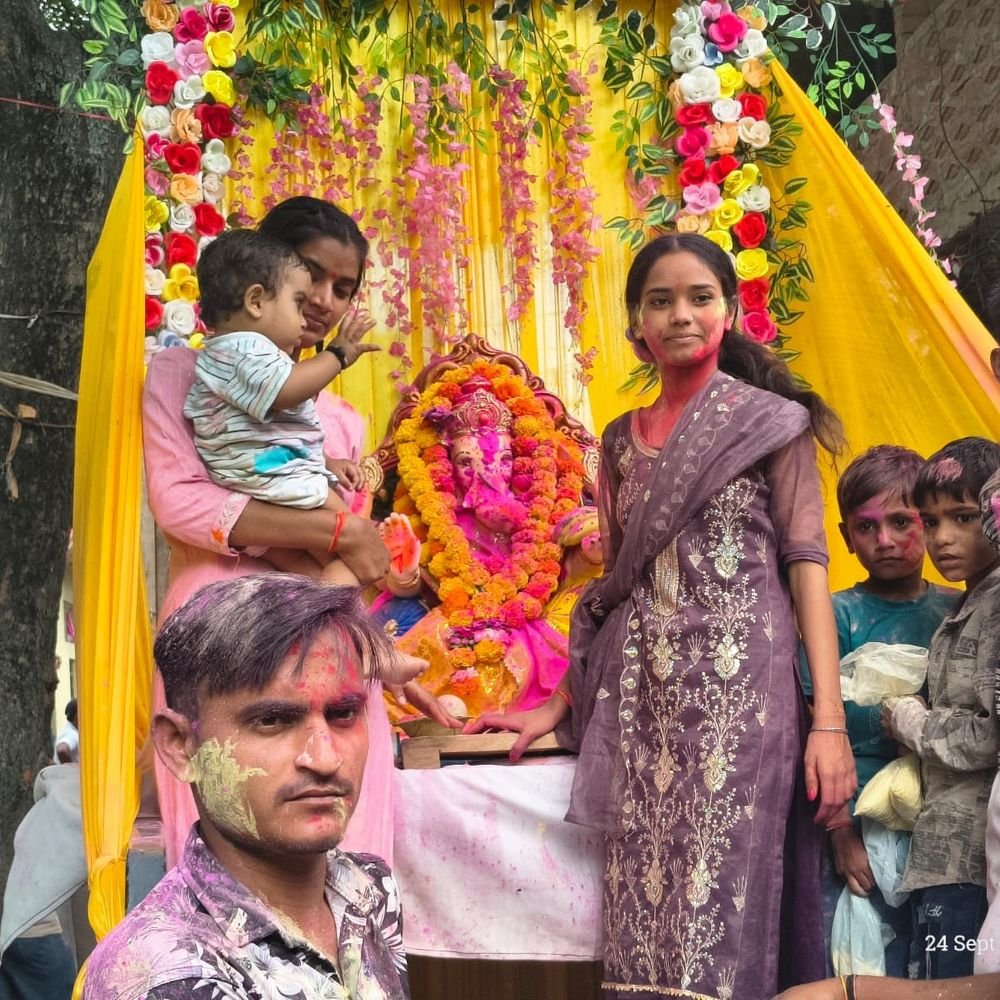उन्नाव में गणेश प्रतिमाओं का विसर्जन:आखिरी दिन 'गणपति बप्पा मोरया' के जयकारों से गूंजा माहौल, पुलिस गोताखोर तैनात