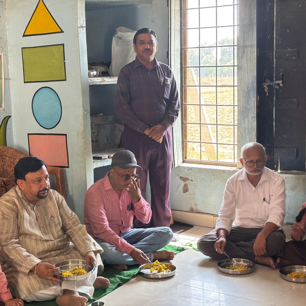 सांसद ने बच्चों के साथ जमीन पर बैठकर किया भोजन:उच्च प्राथमिक विद्यालय धन्सुआ में मिड-डे मील की गुणवत्ता जांची