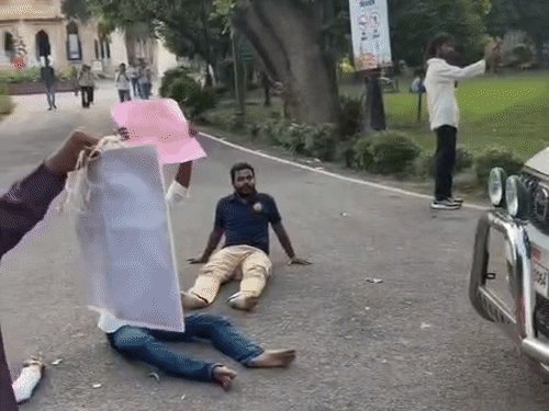 इलाहाबाद यूनिवर्सिटी का गेट घेरने में 9 छात्रों पर FIR:कुलसचिव की गाड़ी रोकी थी, सीनेट परिसर के गेट नंबर-1 पर किया था प्रदर्शन