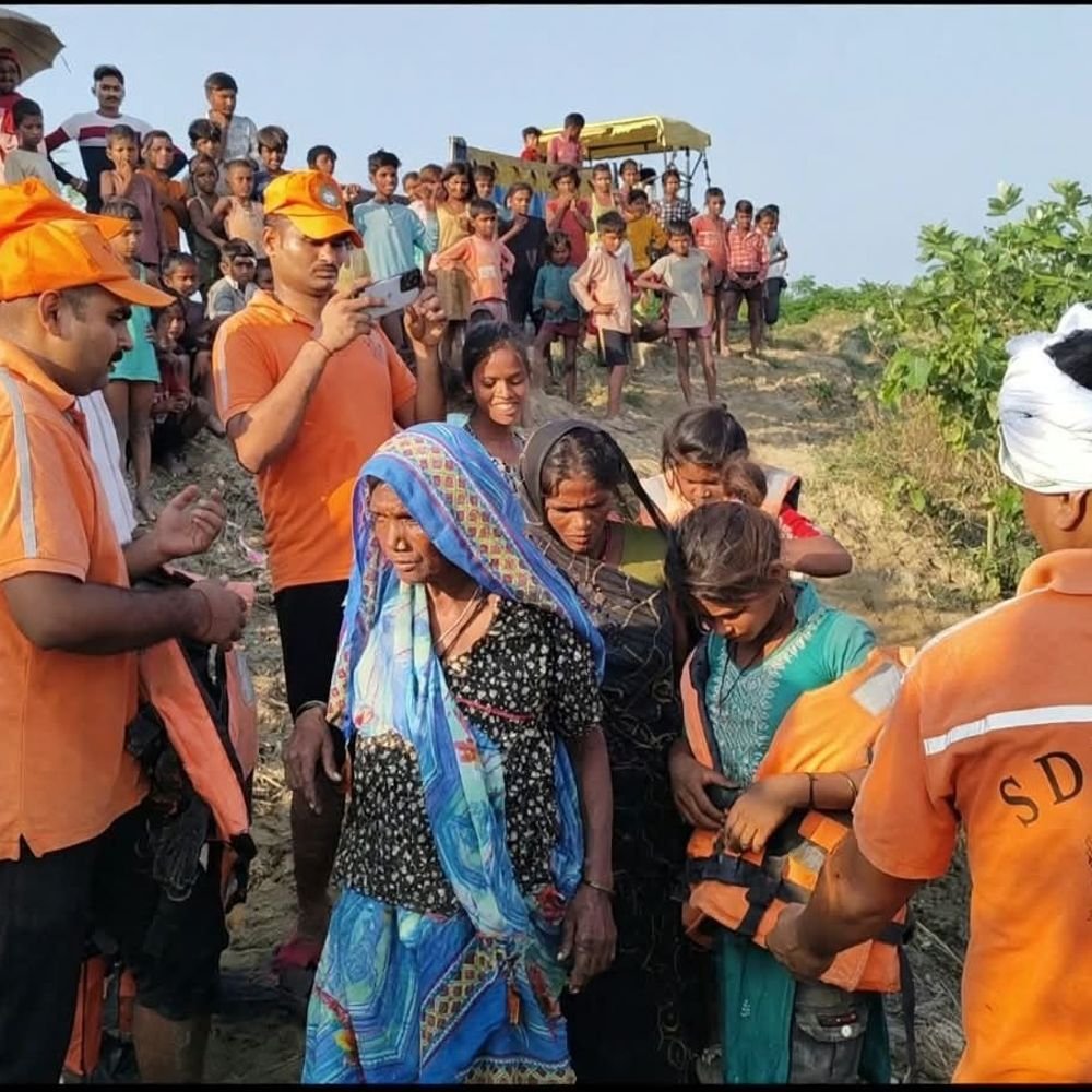 राप्ती के बढ़े पानी में फंसे 14 लोगों का रेस्क्यू:श्रावस्ती में SDRF ने निकाला, पशुओं समेत सभी को सुरक्षित जगह भेजा गया