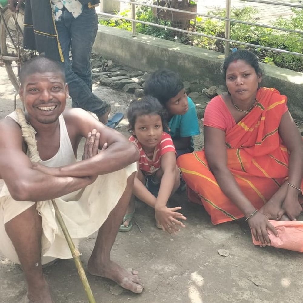 हाथ में लोटा-लग्गी लेकर थाने पहुंचा युवक:बलिया में रोकर बोला- साहब, भाई को छोड़ दीजिए; कल पिता का श्राद्ध है