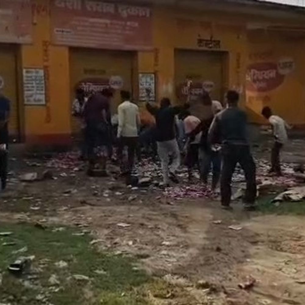 महोबा में युवक की मौत से महिलाओं में आक्रोश:शराब की दुकान में की तोड़फोड़, बोतलें सड़क पर फेंकी; सेल्समैन भागा