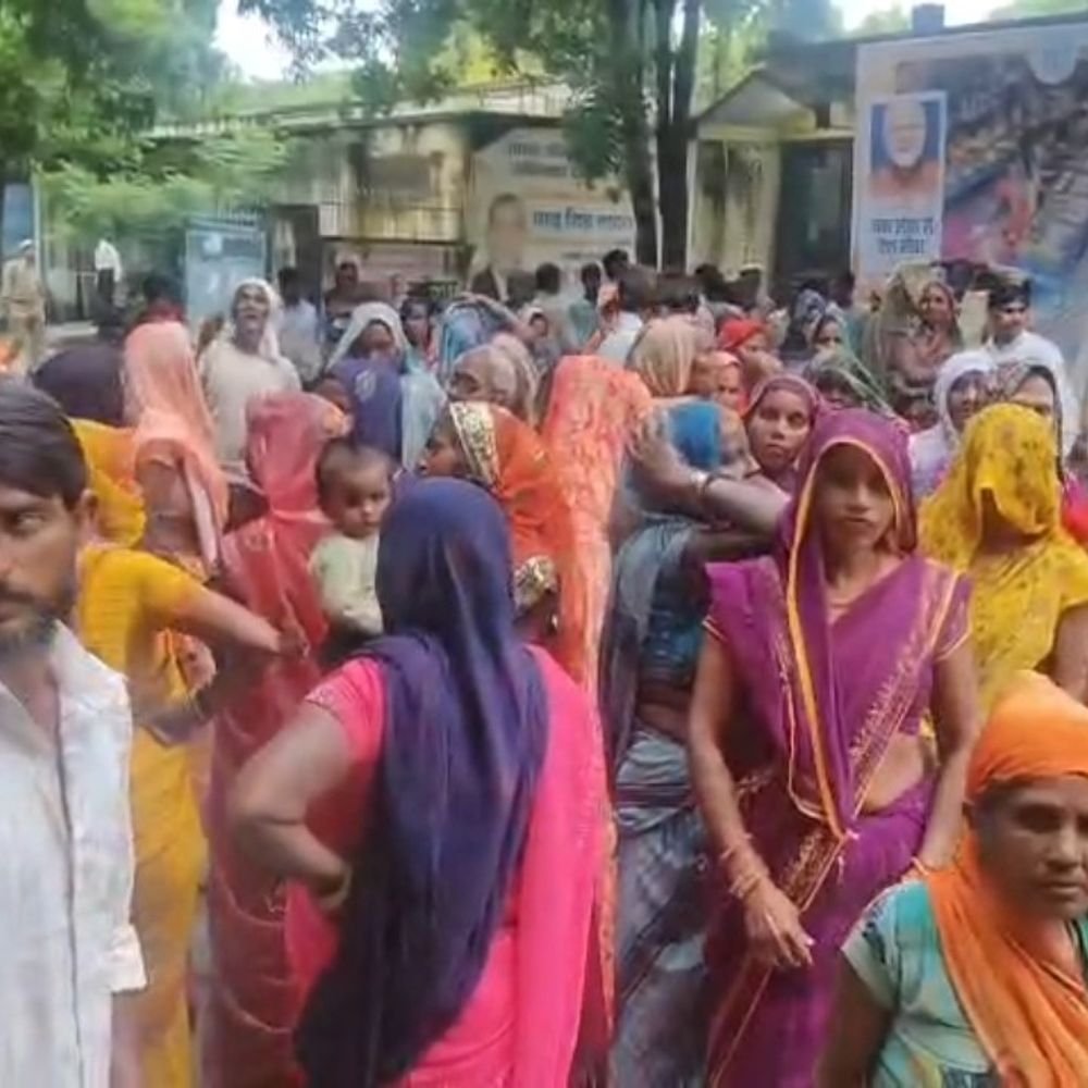 राशन की दुकान दूसरे समूह को देने का आरोप:ग्रामीणों ने डीएम से जांच की मांग, कहा- नियमों की अनदेखी हुई
