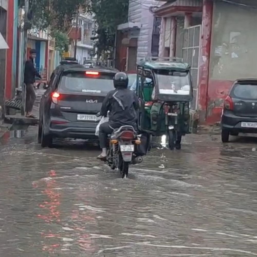 फर्रुखाबाद में दो दिन से बारिश का दौर जारी:फुहार के बीच छाए बादल; कई इलाकों में जलभराव