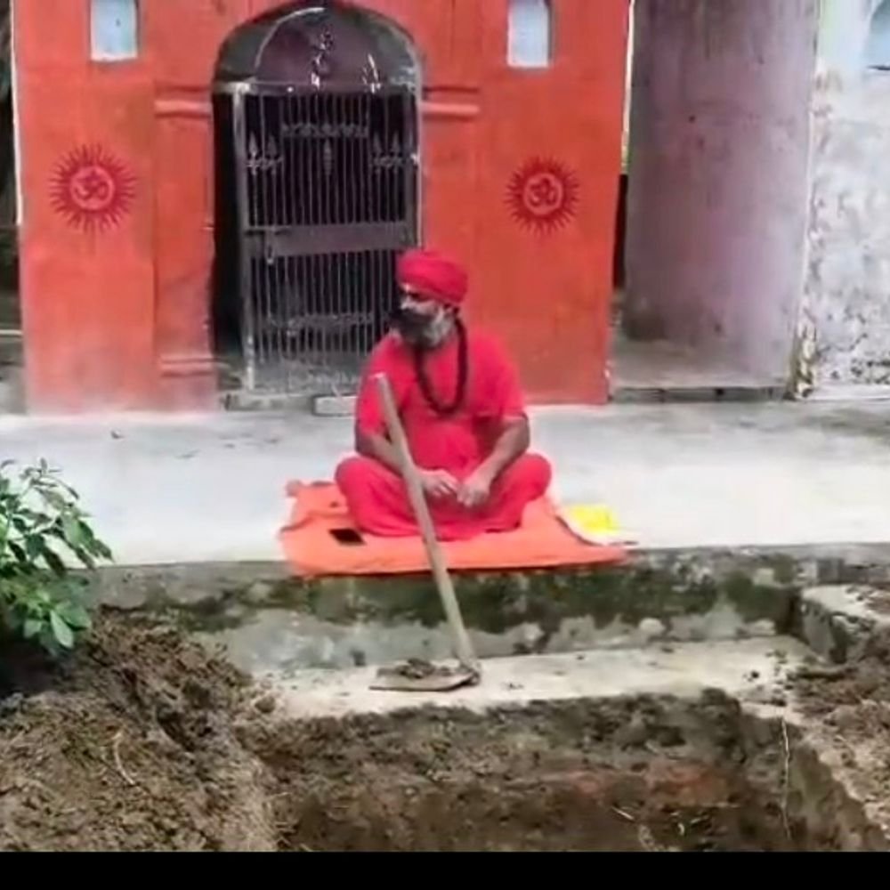 अमेठी में महंत ने समाधि लेने के लिए खोदा गड्ढा:पुलिस की कार्यशैली से नाराज, न्याय न मिलने पर दी चेतावनी