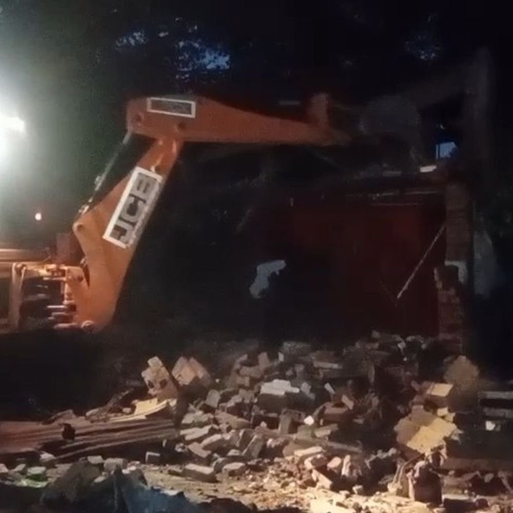गोंडा में रात में 30 साल पुराना स्कूल ढहाया:ज्योति विद्या मंदिर के संचालक ने खुद जेसीबी लगवाकर गिराया भवन; नजूल जमीन हुई कब्जामुक्त