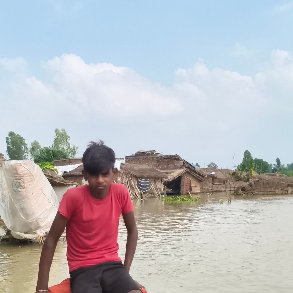 हरदोई में बाढ़ से घिरे ग्रामीणों का छलका दर्द:बिलग्राम के राजघाट को पक्का और बांध बनाने की मांग
