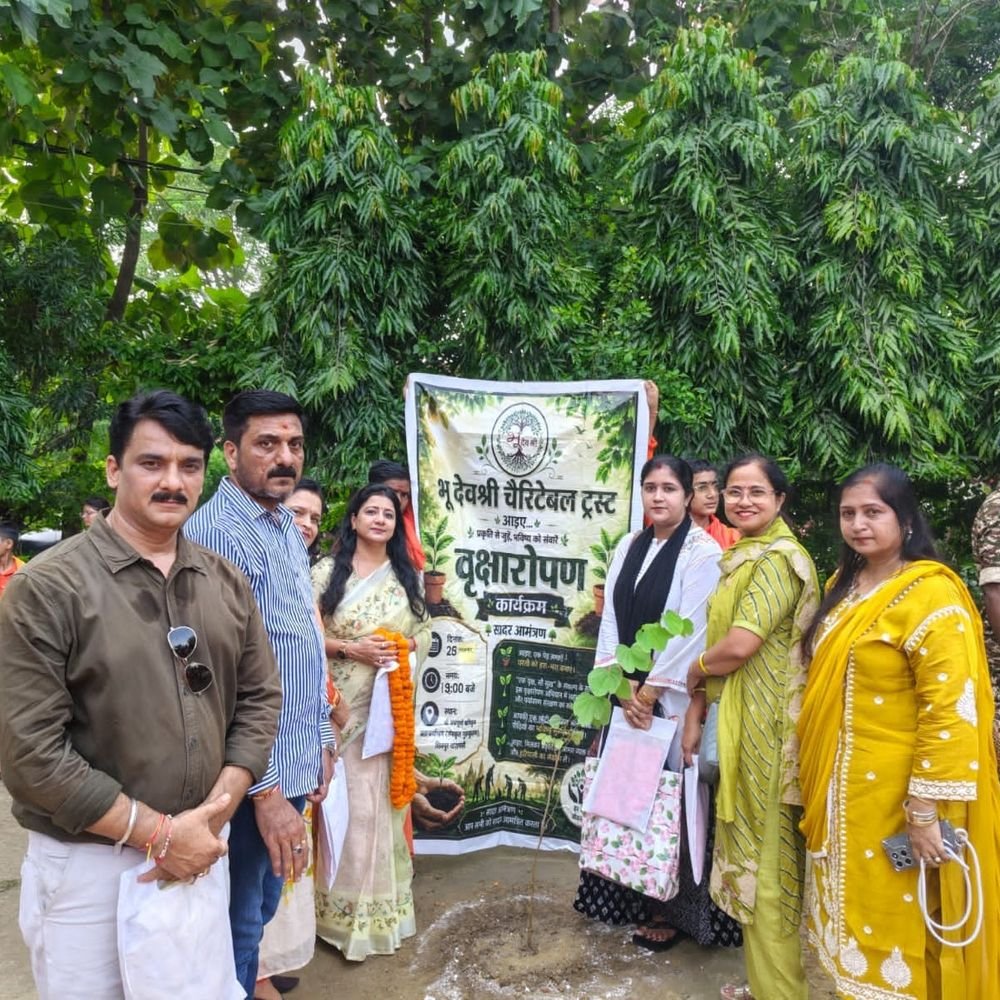 शिवपुर में 'एक पेड़ पितरों के नाम' कार्यक्रम:बटुकों को अल्पाहार कराया, पितरों की स्मृति में पौधारोपण