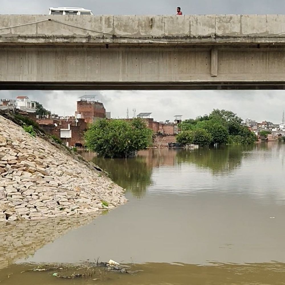 सीतापुर में केशव ग्रीन सिटी पानी में डूबी:सराय नदी खतरे के निशान से 45 सेमी ऊपर, 200 से ज्यादा परिवार घर छोड़कर गए