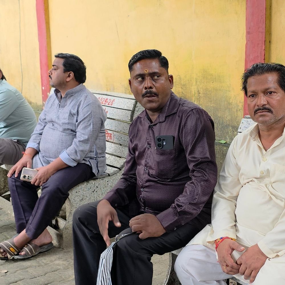संभल का सरायतरीन बाजार विवाद:प्रशासन ने साढ़े तीन घंटे तक सुनवाई की, दुकानदारों और ठेले वालों ने भी अपनी बात रखी