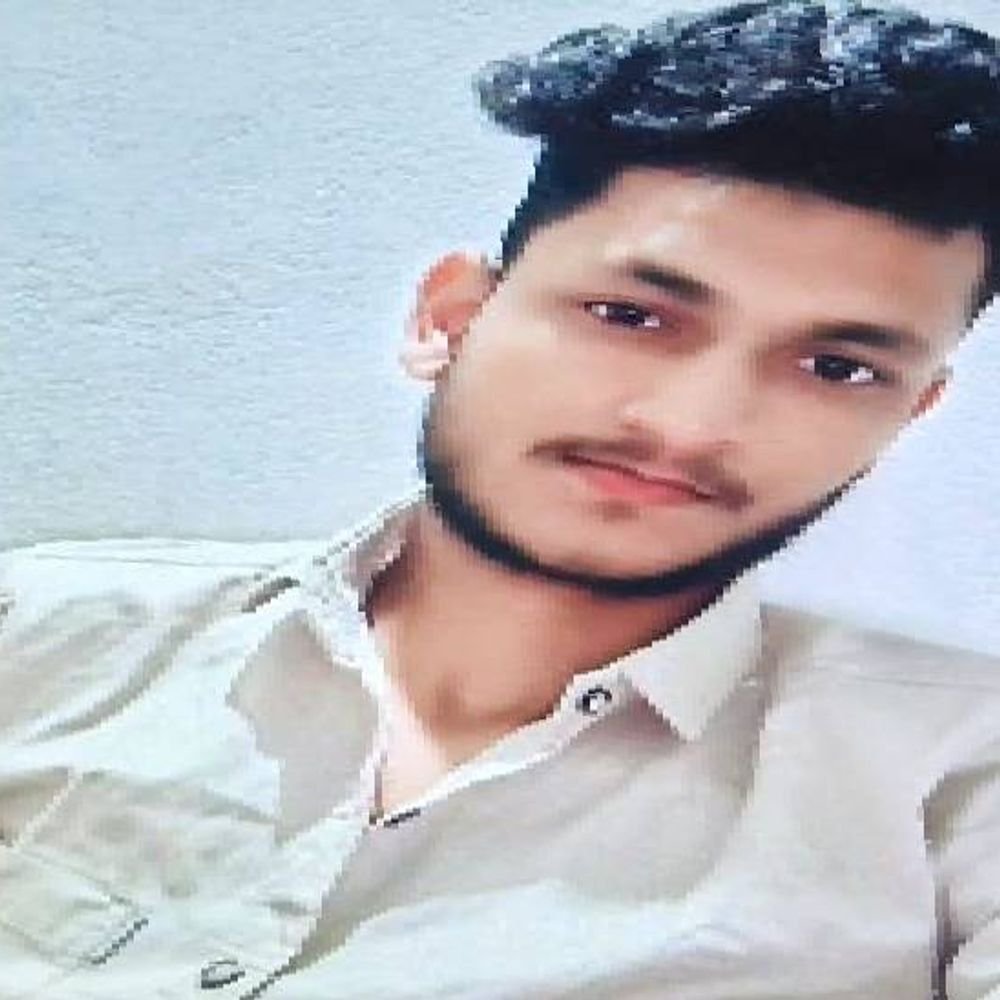 झांसी में सड़क हादसे में युवक की मौत:बाइक राजकोट पहुंचाने के लिए बस पर रखने जा रहा था, दूसरी बाइक ने उड़ाया