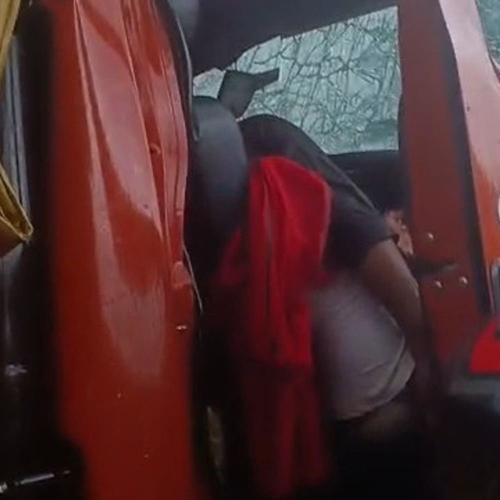 गोंडा सड़क हादसे में ड्राइवर की मौत, कंडक्टर घायल:खड़े ट्रक में पीछे से घुसी डीसीएम, केबिन में फंसा शव, एक घंटे बाद निकाला