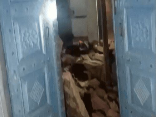 आगरा के पिनाहट में बरामदे की छत गिरी:14 लोग मलबे में दबे, चार की हालत गंभीर