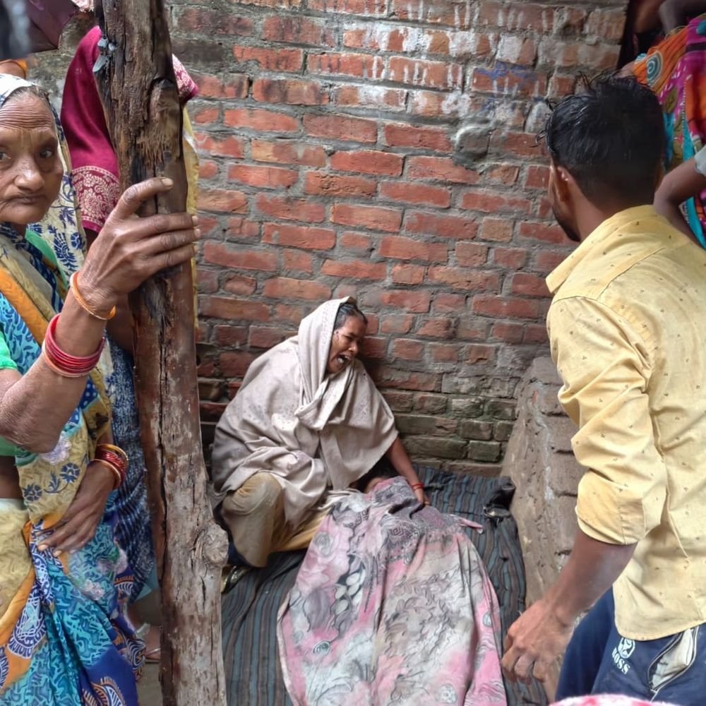 हरदोई में पकड़िया का पेड़ गिरने से बच्ची की मौत:मकान की दीवार ढही, मलबे में दबकर माता-पिता घायल
