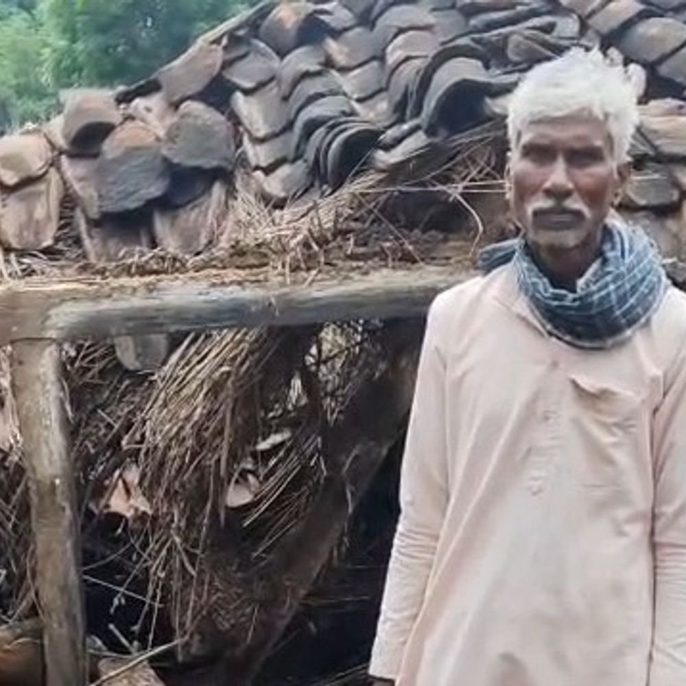 महोबा में बारिश से 4 कच्चे मकान ढहे:6 लोग दबे, लोगों ने किया रेस्क्यू, गृहस्थी का सामान बर्बाद