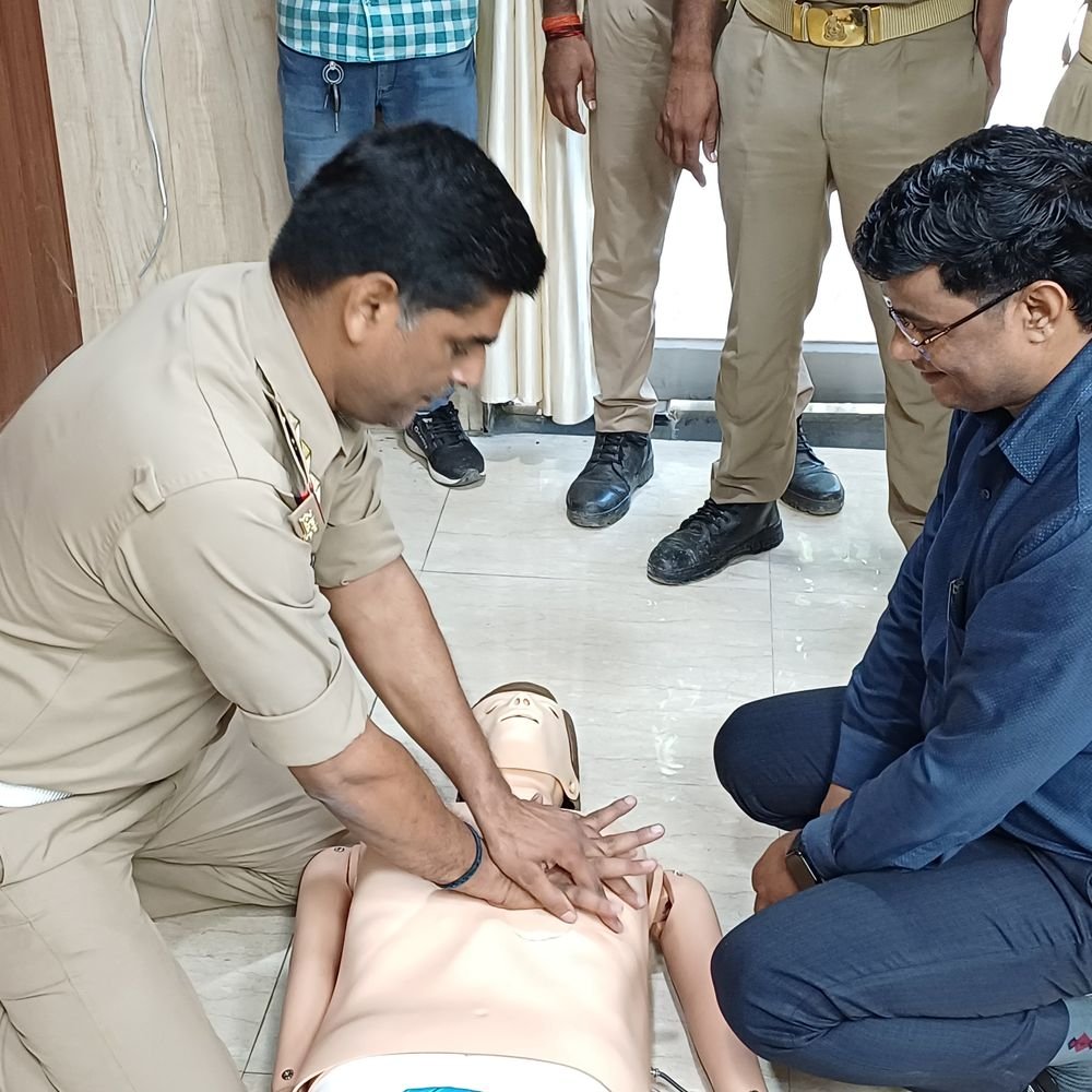 चंदौली पुलिस को मिला CPR का प्रशिक्षण:सड़क हादसों में घायलों की जान बचाने के लिए दी गई ट्रेनिंग