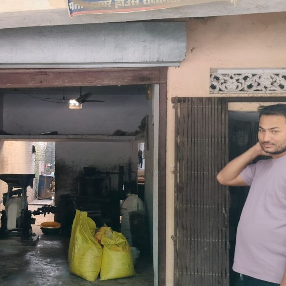 पुलिस चौकी के सामने तीन दुकानों में लाखों की चोरी:चोर नकदी, कंप्यूटर, जरूरी कागजात और अन्य सामान समेत लाखों का माल ले गए