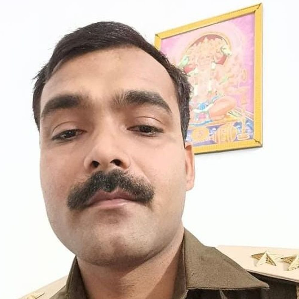 पुलिस टीमें फरार निलंबित थाना प्रभारी की तलाश में:लखनऊ और भदोही समेत कई जिलों में दबिश, 25-25 हजार का इनाम घोषित