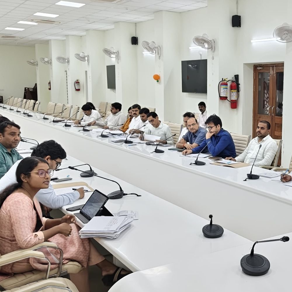 विकास कार्य में लापरवाही, डीएम ने अधिकारियों का वेतन रोका:देवरिया में पर्यटन अधिकारी और जल निगम के अधिशासी अभियंता पर कार्रवाई