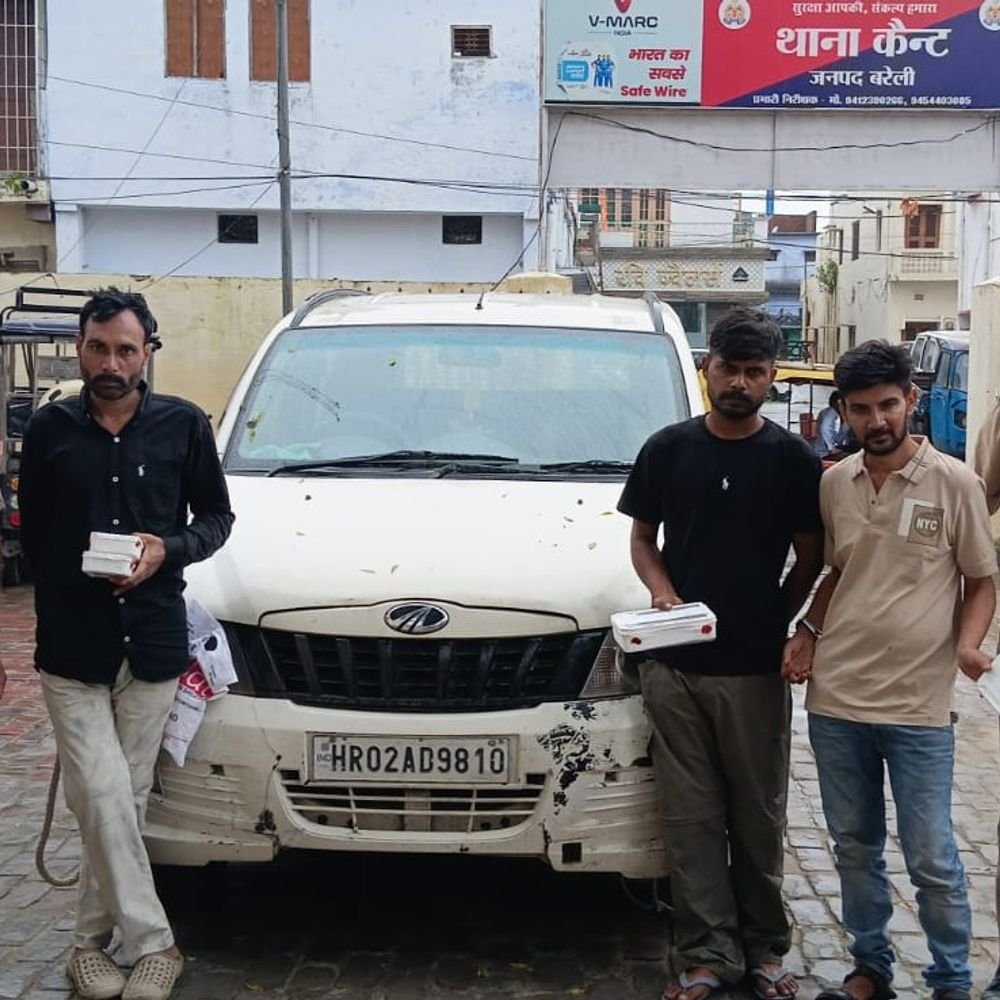 बरेली में नशीले पाउडर संग हरियाणा के तीन तस्कर दबोचे:क्वांटो कार में छिपाकर ले जा रहे थे माल, पुलिस ने की नाकाबंदी तो रंगेहाथ पकड़े गए