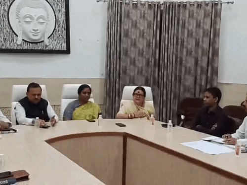 मेयर बोलीं- आप IAS हैं, कहें तो पैर छू लूं:कानपुर की सड़कें बनवा दो, सीएम ग्रिड की बैठक में अधिकारियों पर भड़कीं प्रमिला पांडेय