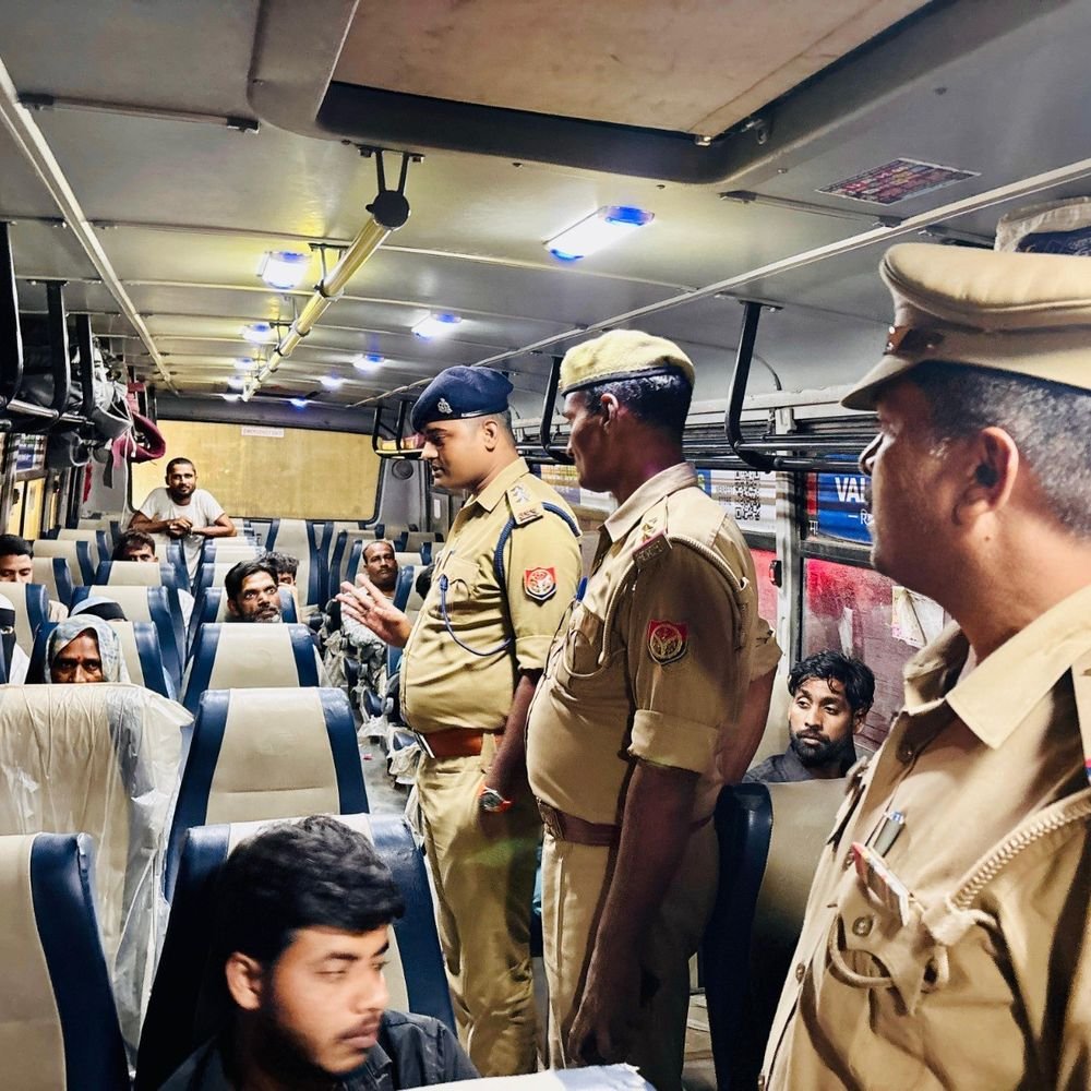 मीट एंड ग्रीट अभियान में बसों की सघन चेकिंग:परमिट-फिटनेस से लेकर आपातकालीन निकास तक जांचे; यात्रियों को भी किया जागरूक