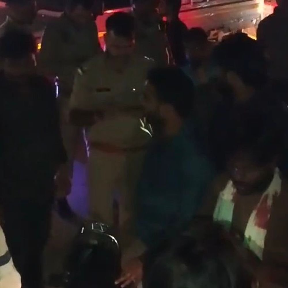 सरोजनीनगर में दो बाइकों की टक्कर, 5 लोग घायल:एक महिला समेत सभी घाय लोकबंधु अस्पताल में भर्ती