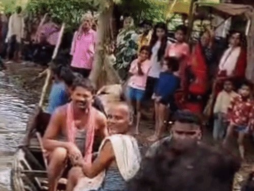 वाल्मीकि बैराज से 5 लाख क्यूसेक पानी छोड़ा गया:महराजगंज के 3 गांवों में घुसा बाढ़ का पानी, 5 हजार लोग प्रभावित