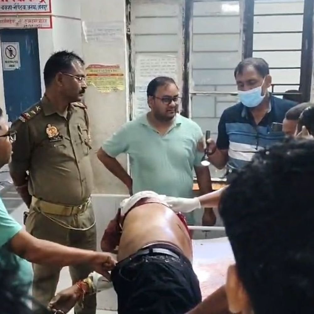 कार में बैंक मैनेजर ने खुद को मारी गोली:हाईवे पर डिवाइडर से टकराई कार, लखनऊ का रहने वाला था