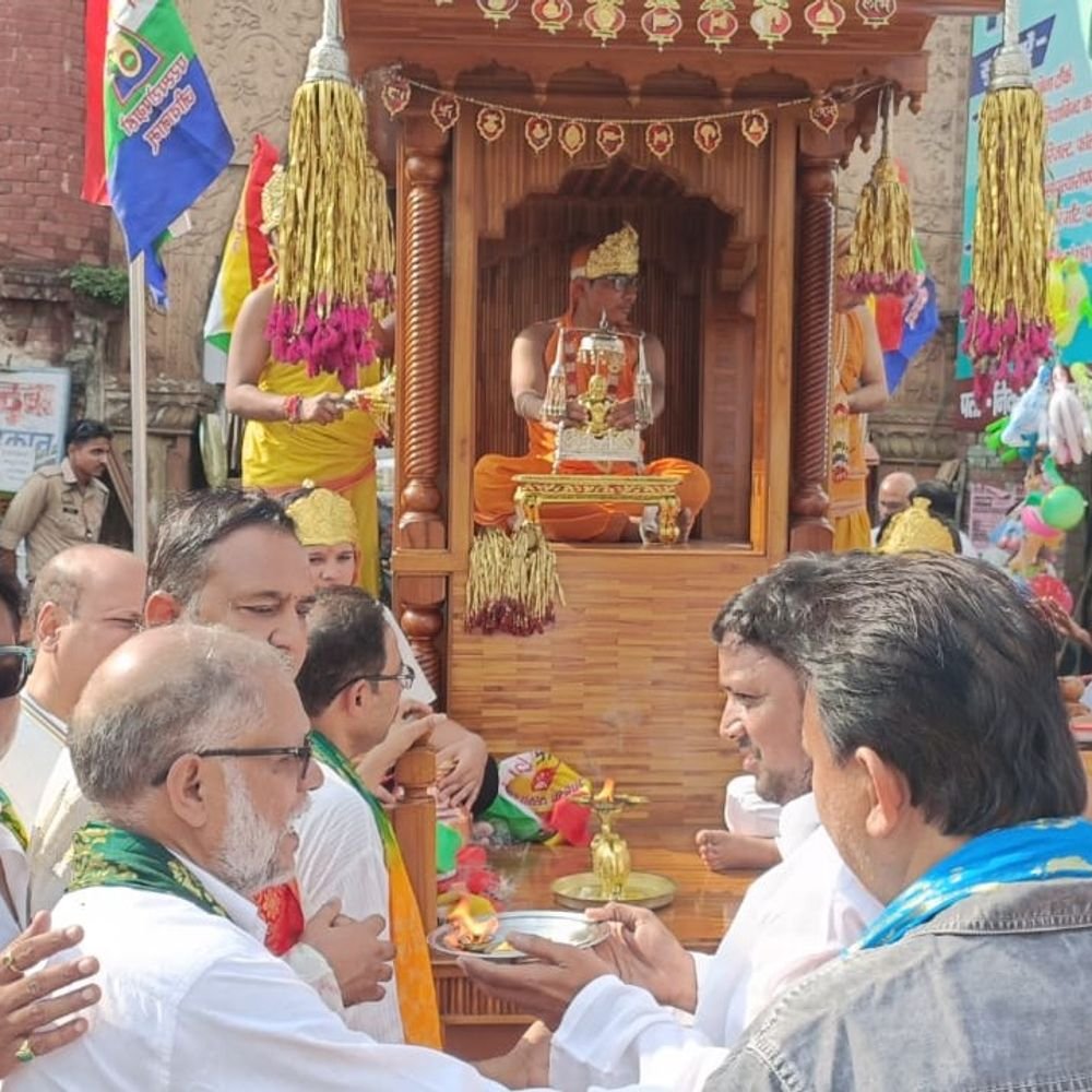 कासगंज में जैन समाज ने निकाली श्री जी की शोभायात्रा:नदरई गेट जैन मंदिर से शुरू हुई, पुलिस ने ड्रोन से की निगरानी और बल तैनात रहा