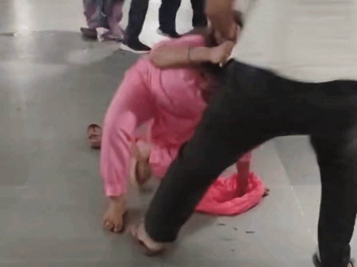 कचहरी परिसर में महिला को गिराकर पीटा:मुकदमे की तारीख पर आई थी, पति समेत तीन पर आरोप लगाया